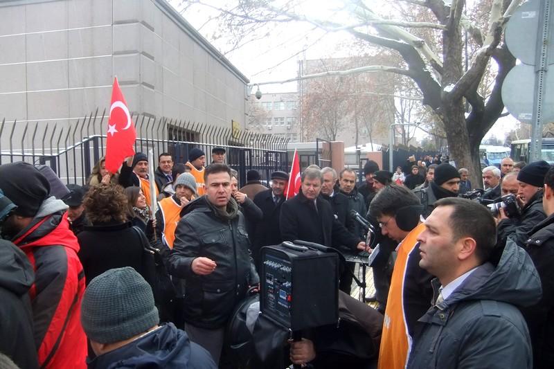 Yargıdaki Adaletsizliğe Çıplak Ayaklı Protesto 