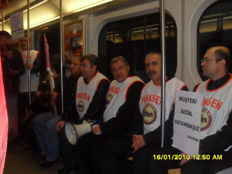 Ulaşım zammına metroda mobil protesto