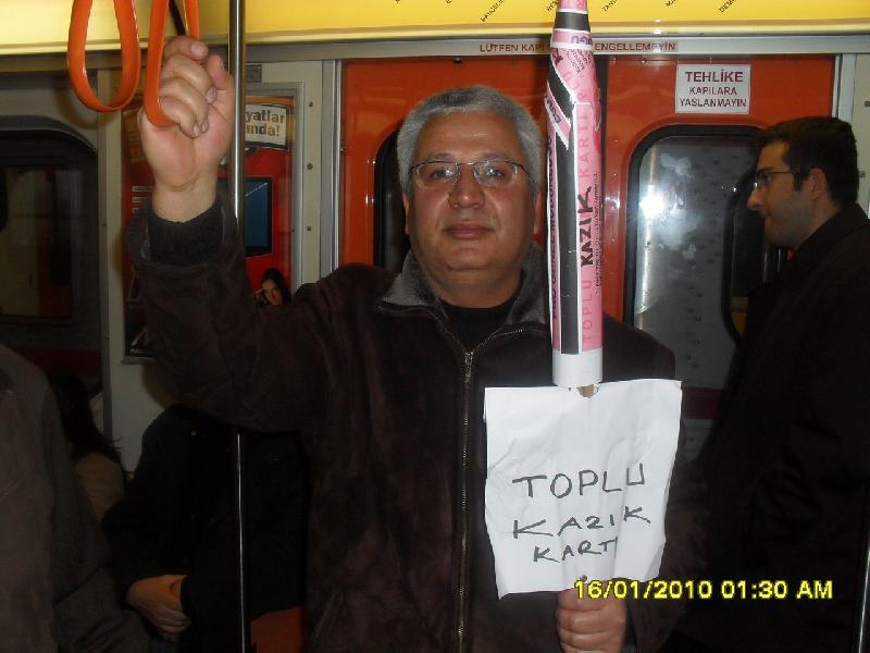 Ulaşım zammına metroda mobil protesto