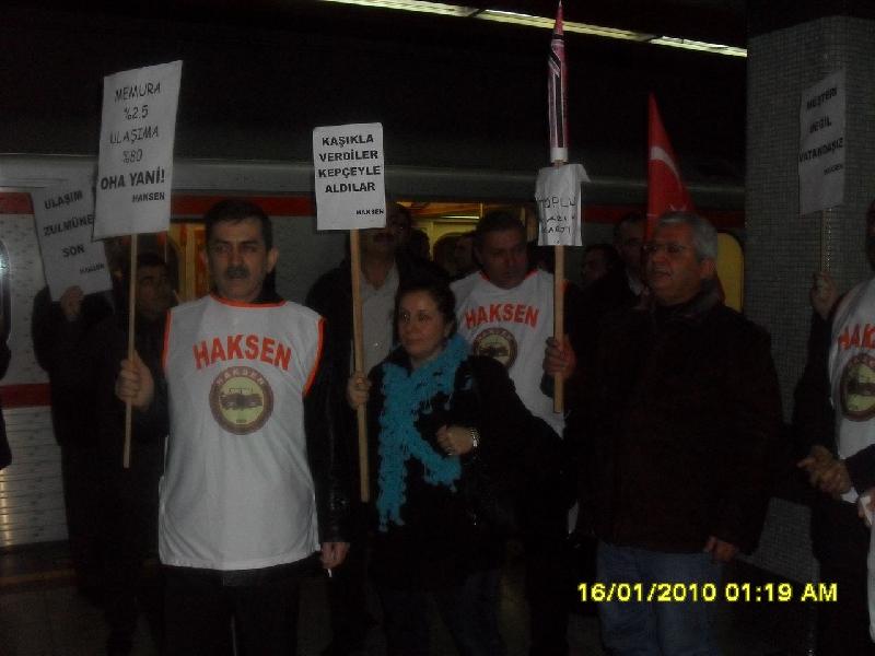 Ulaşım zammına metroda mobil protesto