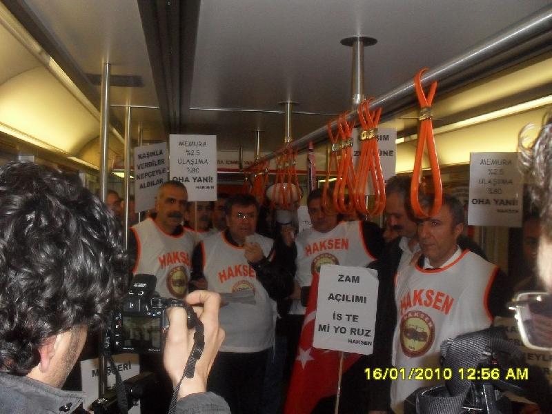 Ulaşım zammına metroda mobil protesto