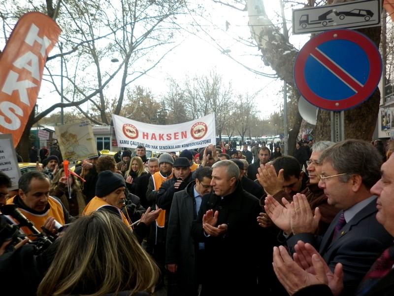 Yargıdaki Adaletsizliğe Çıplak Ayaklı Protesto 