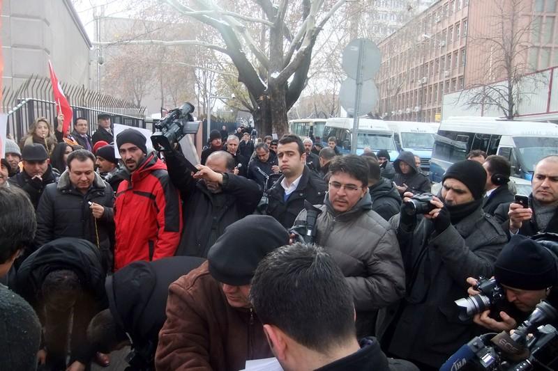 Yargıdaki Adaletsizliğe Çıplak Ayaklı Protesto 