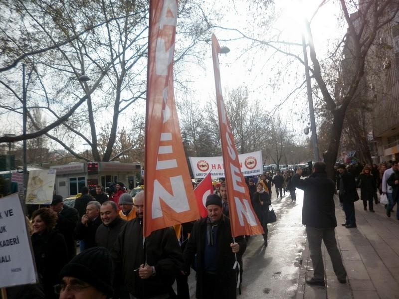 Yargıdaki Adaletsizliğe Çıplak Ayaklı Protesto 