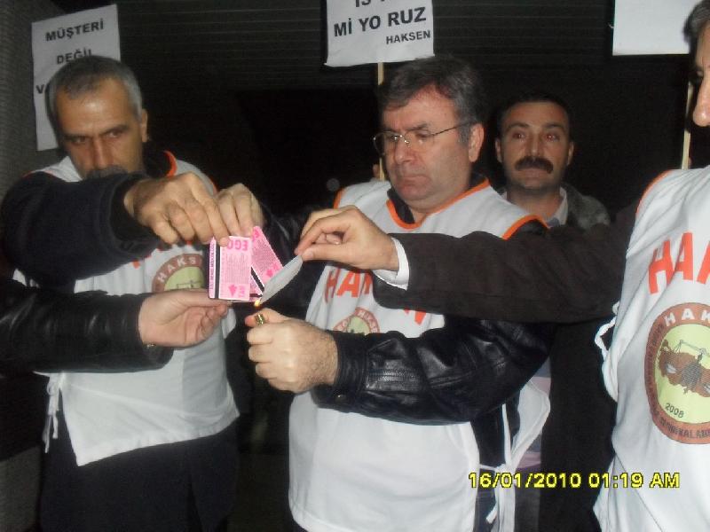 Ulaşım zammına metroda mobil protesto