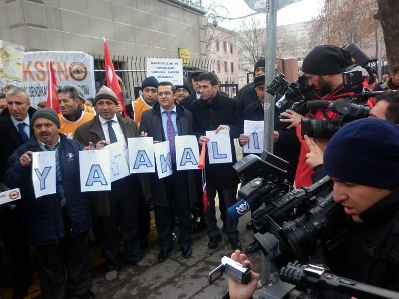 Yargıdaki Adaletsizliğe Çıplak Ayaklı Protesto 