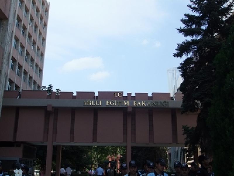 Milli Öğretmenler Bakanlığına protesto