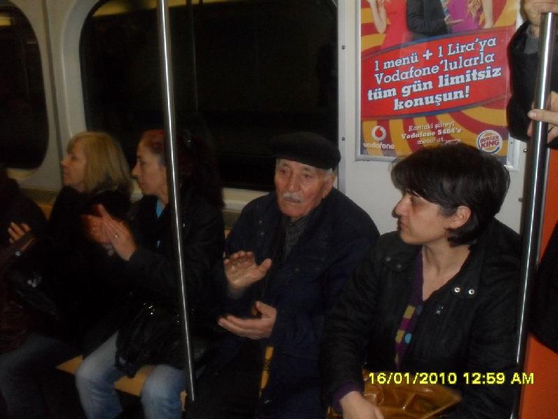 Ulaşım zammına metroda mobil protesto