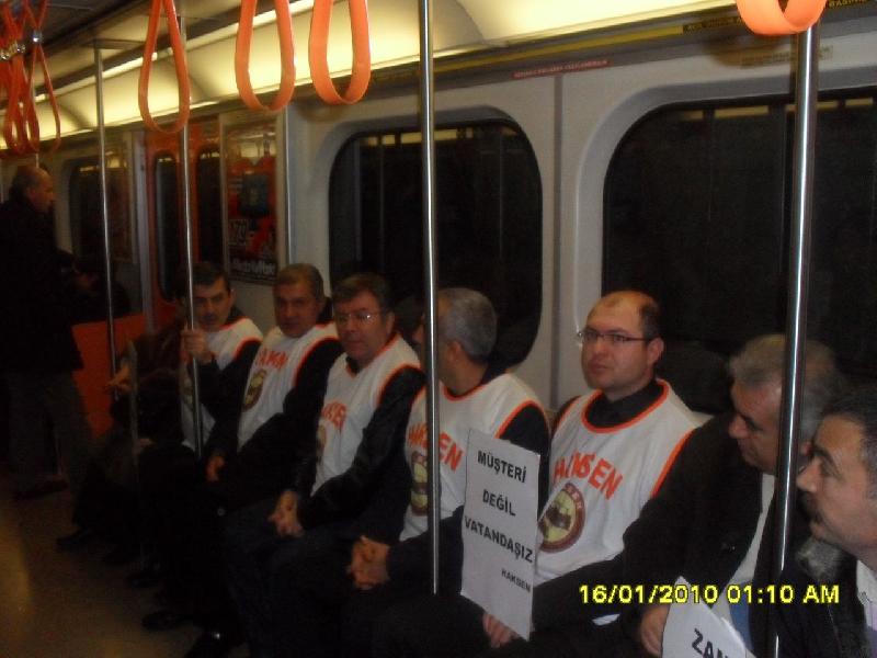 Ulaşım zammına metroda mobil protesto