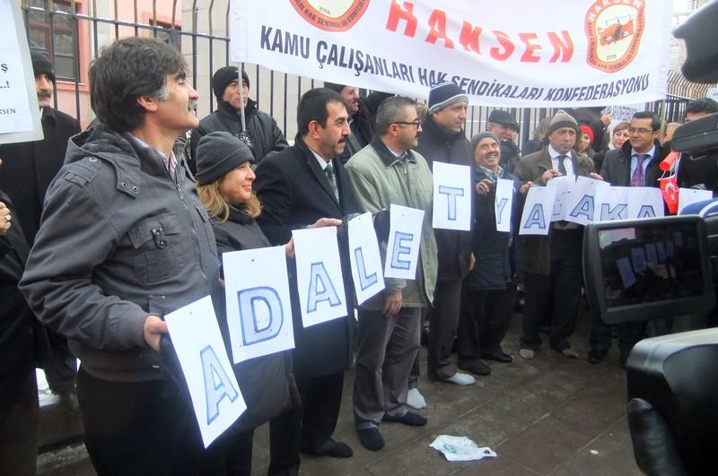 Yargıdaki Adaletsizliğe Çıplak Ayaklı Protesto 